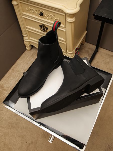 

2021 wholesale selling men's boots all suitable for popular leather rubber sole breathable men's boots fashion shoes, Black;red