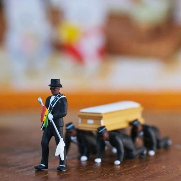 

1:64 high-precision plastic ghanaian funeral coffin dancing team model exquisite craftsmanship action figures car decoration