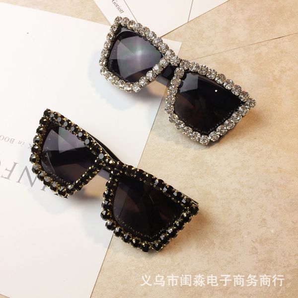 

social people's shaking, sunglasses, female heavy metal drilling, wind, circular glasses, tiktok, and stage props, White;black