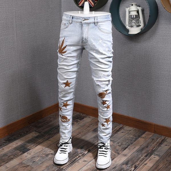 

2021 new american streetwear fashion light blue slim fit elastic ripped men night club embroidery designer hip hop jeans 3h8d