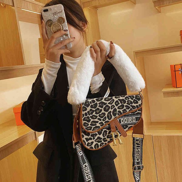 

2022 factory outlet french print small women's bag winter armpit moon bag personalized single shoulder messenger bag covt