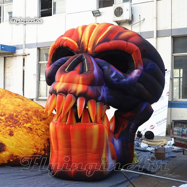 Modello di teschio gonfiabile spaventoso gigante altezza 4 m replica dell'osso della testa del demone in fiamme soffiato ad aria per la decorazione a tema horror di Halloween