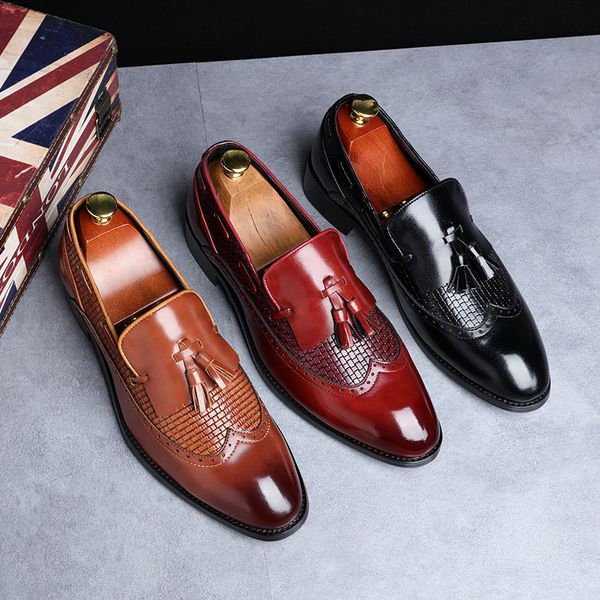 Mais novos homens tassel mocassins italiano vestido sapatos Casual Loafer para homens Slip-on Wedding Party Shoes Masculino Designer de couro sapatos