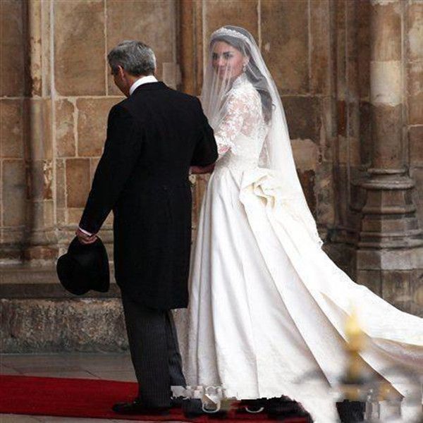 Klassisch 2021 Günstige weiße A-Linie Brautkleider mit V-Ausschnitt, durchsichtig, lange Ärmel, applizierte Spitze, Kate Middleton, Knöpfe hinten, Royal Bridal G268U