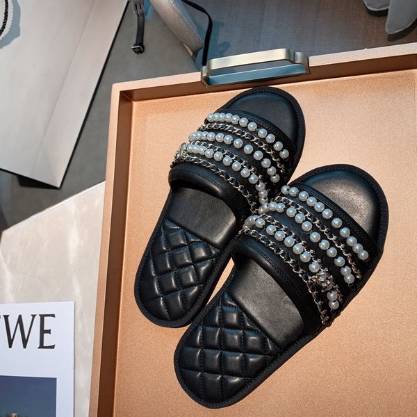 

in 2020, the new precious pearl slippers, hardware decorative sheepskin, electric lattice and rusty sheepskin are fashionable and luxurious, Black