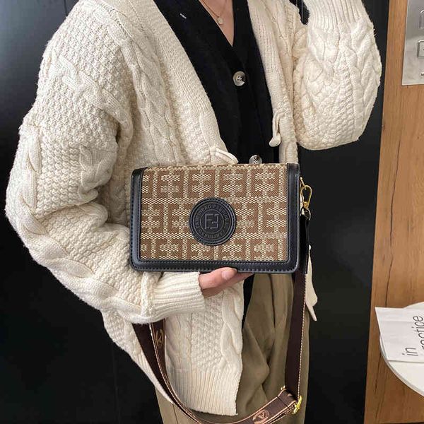 

2022 factory wholesale new autumn and winter super fire women's fashion ins minority messenger bag korean version versatile one shoulde