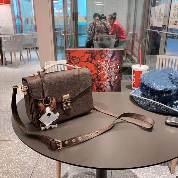 

19 years in the large capacity lady handbags really old pattern printing aslant crust from the postman single shoulder the designer handbags