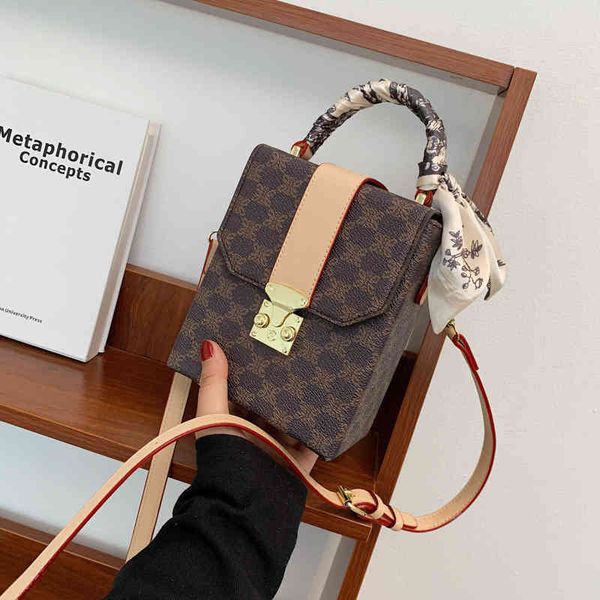 

2022 factory wholesale new korean lock old flower early autumn fashion trendy foreign style single shoulder messenger silk scarf portable sm