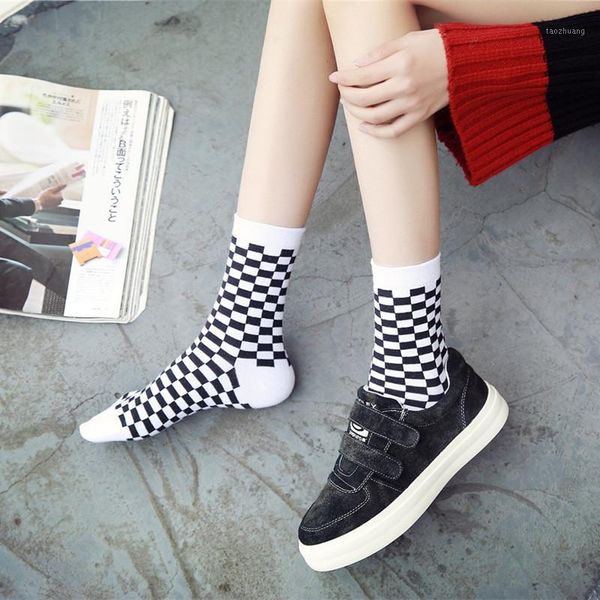 

1pair korea funky harajuku trend women checkerboard socks geometric checkered men hip hop cotton streetwear novelty sock1, Black;white