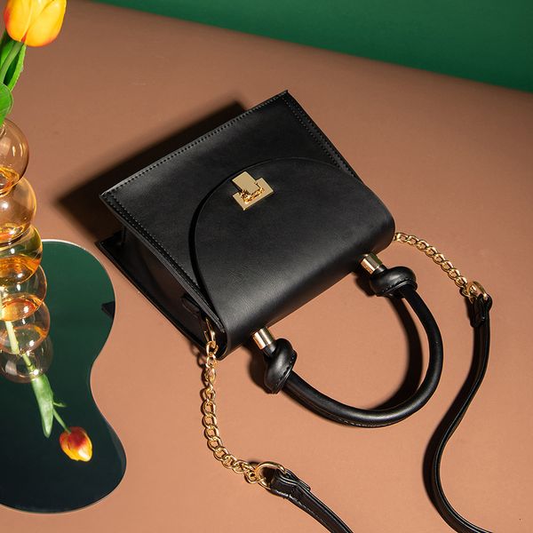 

2020 new fashion brand the new autumn and winter messenger bag handb