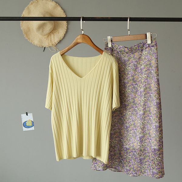 

2021 new school stylesummer v-neck t summer shirts with short sleeves silky ice thin section of knitted woman's shirt upper half sleeve, White