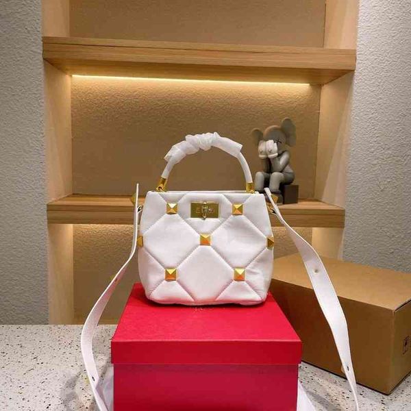 

high version fashion personality generous rivet kitten bag 2021 new fashion women's bag messenger single shoulder portable bag