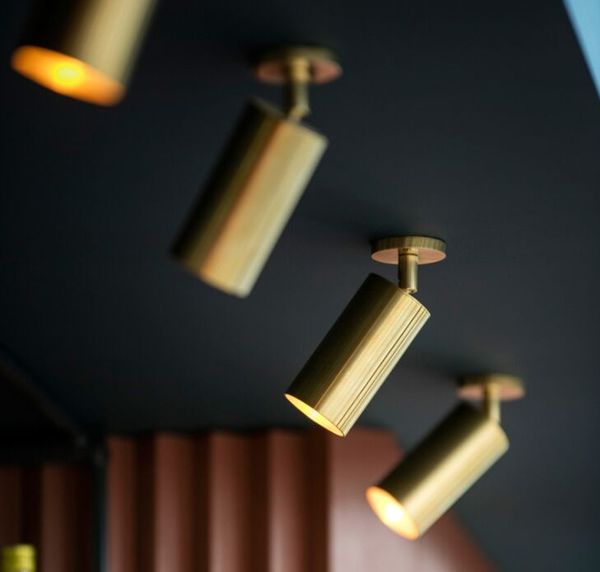 holofotes escandinavos sala lâmpada loja de roupas bar temático bar restaurante fundo corredor trilha teto