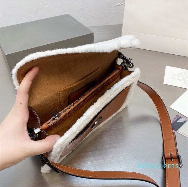 Designer-Handtaschen, hochwertige Lammhaar-Damen-Umhängetaschen, Umhängetasche, Plüsch-Tabby-Tasche, modische Schnalle, geschnitzte Damen-Tragetaschen, Größe 27 cm