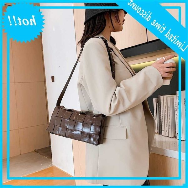 

2020 new korean autumn and winter single shoulder net red cross cell phone woven women's bag