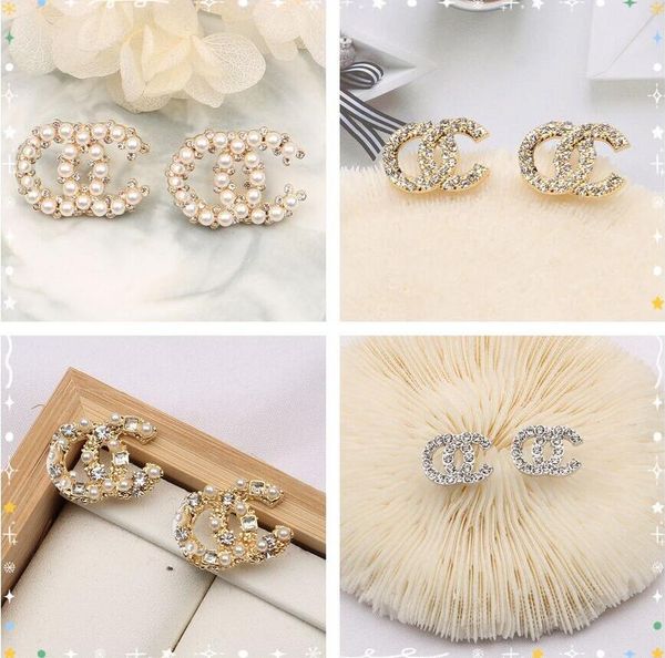 Gemischte einfache goldplattierte siger branddesigner letter butter geometrisch berühmte Frauen rund kristall stand stand pearl ohrring Hochzeit