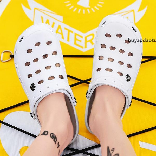 

20212020 New Runner Water Shoes Beach Sports Slippers Sandals Hole Breathable Designer for Women Men Casual Slip On Sneakers 36-49 048