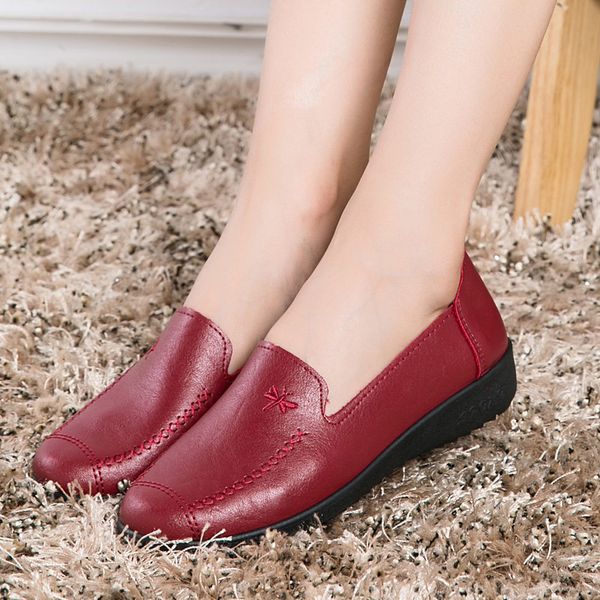 

women's vulcanized soft fashion casual leather comfortable breathable women flat mother loafers retro shoes, Black;red
