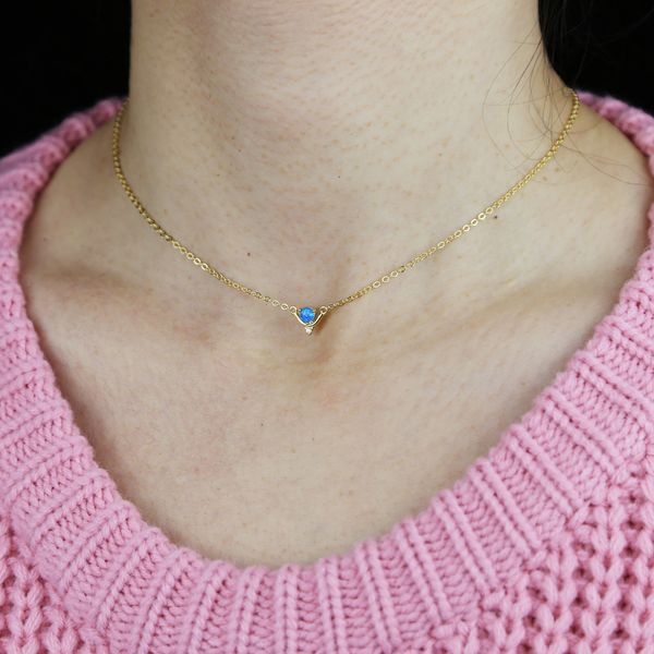 Großhandel mit vergoldeten zarten blauen Feueropal-Edelsteinen, einfachen Kettenstein-Einzelanhänger-Halsketten für Frauen, Charm-Party-Geschenkschmuck