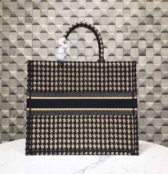 

ladies' handbags, shopping bags, high-end customized quality, more bags, please contact me. 042579