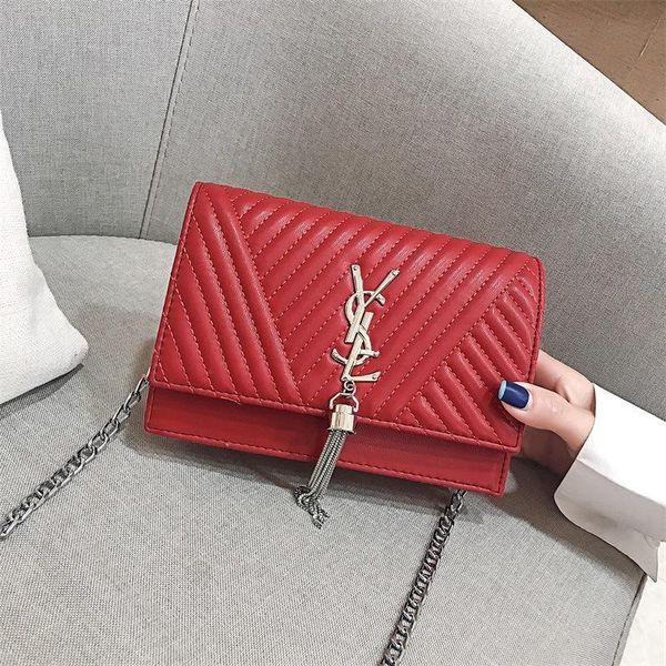 

2020 new oblique shoulder chain with a textured small square bag