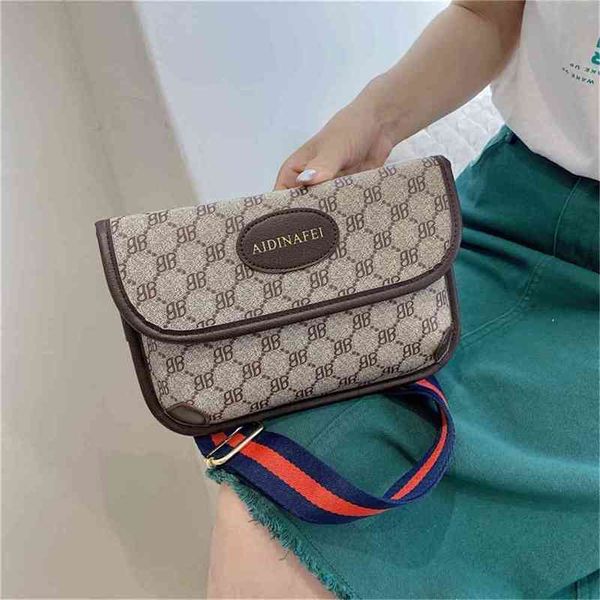 

2022 latest handbag factory store women's wide shoulder strap small square holding envelope single shoulder