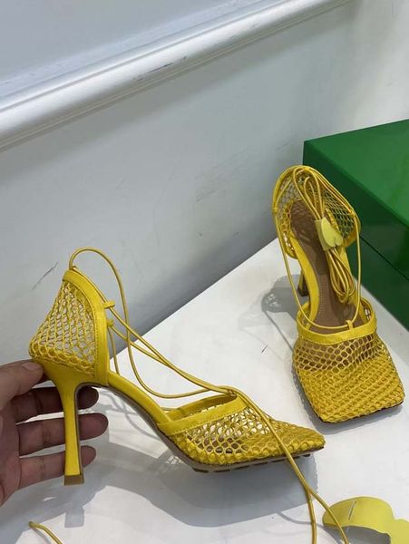 Kare ayak tasarımcı Roma dantel yüksek topuklu kadın sandalet koyun deri parti ayakkabıları şık ayak bileği balık ağı yaz sandalet 34-42