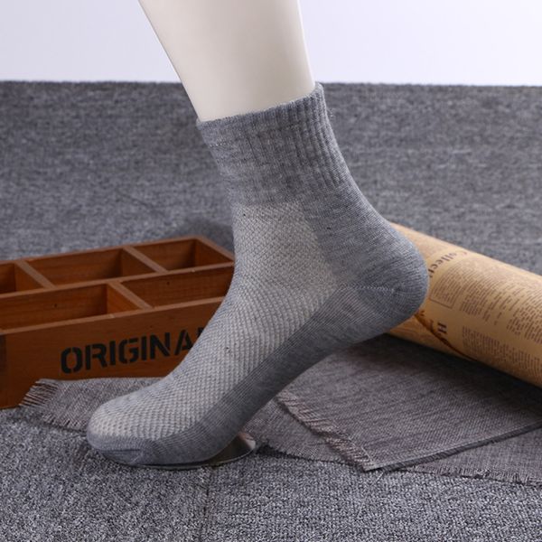 

spring and summer men's solid color thin and mesh breathable sports socks polyester cotton middle tube unlabeled men's socks eqmaq, Black