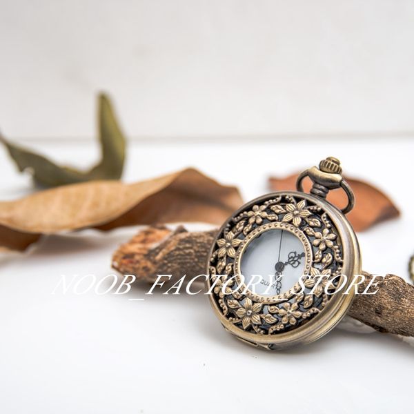 Nuova lunetta in acciaio inossidabile in bronzo con orologio da tasca a cinque foglie di grandi dimensioni al quarzo, collana di gioielli retrò all'ingrosso