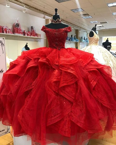 Kırmızı Dantel Ruffles Balo Quinceanera Elbise Balo Kapalı Omuz Boncuklu Aplike Korse Geri Tatlı 16 Elbise Örgün Abiye giyim Pageant
