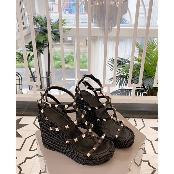 

новые толстые снизу заклепки склон пятки сандалии летом 2020 водонепроницаемая платформа с открытым носком римские ботинки женские на каблук, Black