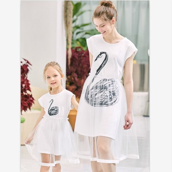 

mother daughter dresses summer family matching short sleeve swan print lace print dress mom and kids family look clothes y200713, Blue