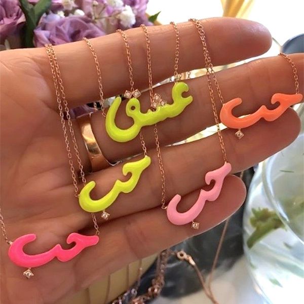 Vendita di gioielli di moda Parole arabe Lettera d'amore Collana con alfabeto smaltato al neon colorato arcobaleno 220217