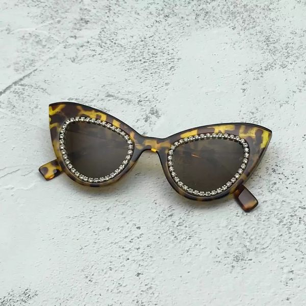 

2021 street sunglasses women new trendy rhinestone sunglass party eyewear brand designer catwalk show glasses lentes de sol mujer kayi 6ccz, White;black