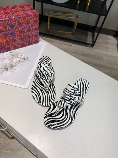 

women's slippers in summer with anti-skid beach shoes with toe flat bottom and soft herringbone slippers for women wearing fashionable, Black
