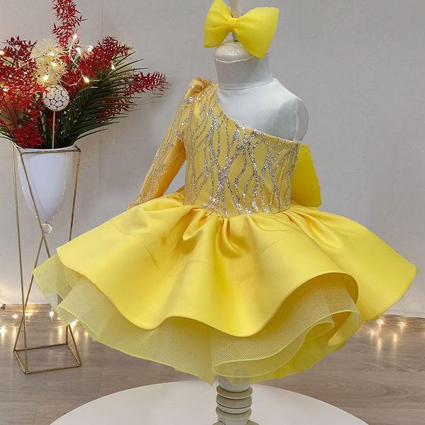 Abito da tutù per bambina di fiore giallo brillante 2022 Manica lunga Una spalla Principessa Neonata Abiti da spettacolo Gonfio Prima comunione Compleanno Abiti da festa formale Paillettes Raso