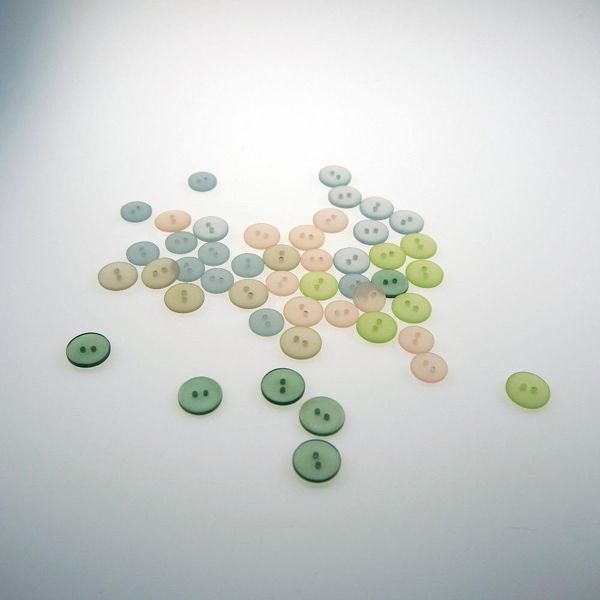 

18мм 100шт прозрачные цвета 2 отверстия пластиковые кнопки одежды принадлежности для шитья аксессуары оптовая 18 мм 100шт быстрая доставка w