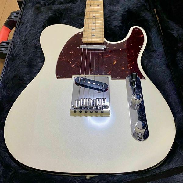 

american deluxe beautiful white electric guitar