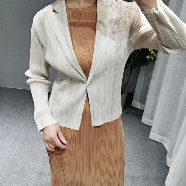 

miyake folds small suit autumn new long sleeve one button coat, White;black