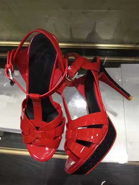 Erken Bahar Model Gösterisi PVC Parlak Renk kadın Sandalet Moda Tasarımcısı 10 cm Metal Toka Deri Yüksek Topuklu Kadın Ayakkabıları 35-42