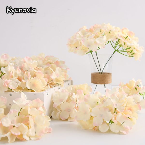 Kyunovia 50 pcs Artificial Silk Hydrangea Flower Cabeça Crisântemo Caminho Casamento Home Hotel DIY Flower Parede Acessórios KY34 Y200104