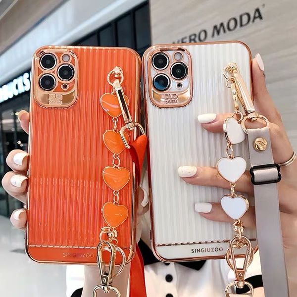 Capas de telefone de luxo para iPhone 14 13 11 12 Pro X XR XS Max 7 8 Plus capa mole Galvanizada Mala Amor Coração Pulseira Pulseira Cordão