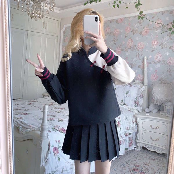 

women's design sense of black sweater: a small crowd