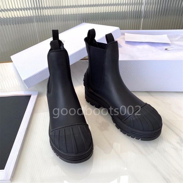 

2020 autumn and winter new fashion shell head boots martin boots stitching round head black and white women's boots