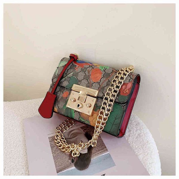 

2022 factory wholesale new model autumn and winter women's han fan oblique cross small square literary strawberry flower bags