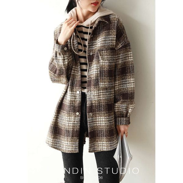 

fat man's personality fried street, thick frosted shirt, medium length loose plaid coat, White