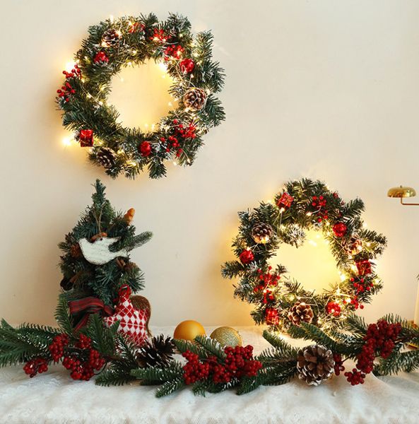 Le ultime 30 cm led100 illuminano la stanza natalizia per appendere le luci della decorazione dell'anello di Natale con la stringa delle luci natalizie della pigna