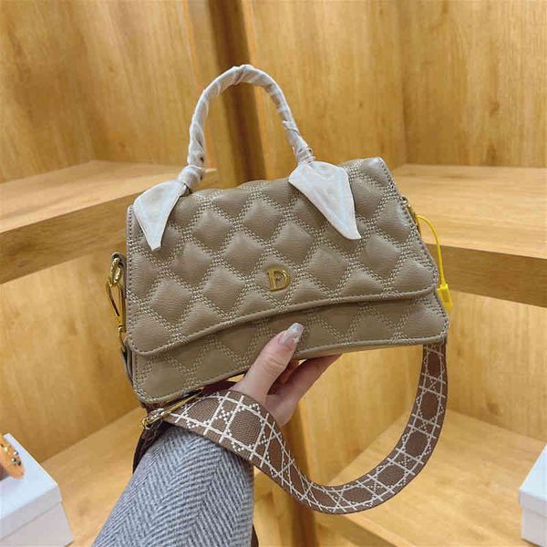 

2022 factory wholesale bag female fashion small fragrance messenger lingge hand foreign style european and american high-grade hourglass bag