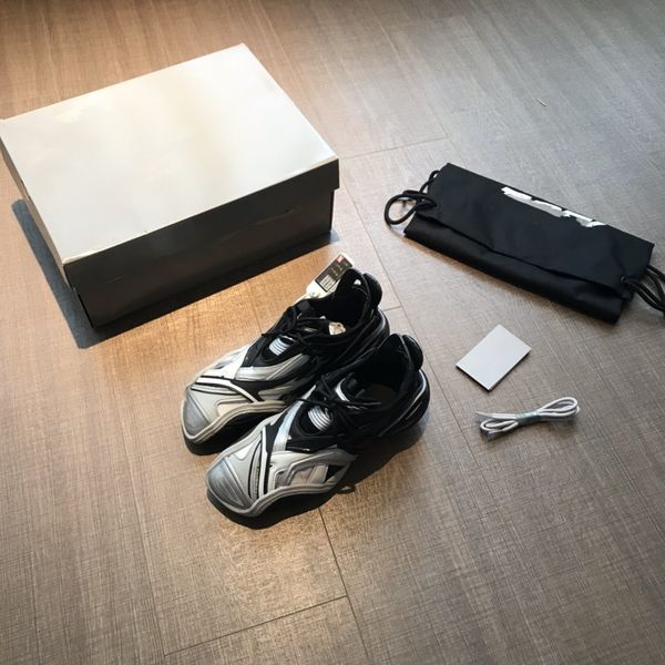 

the fifth generation of the family adds a new design. while continuing the outdoor contour and complex upper structure, this is an upgrade, Black