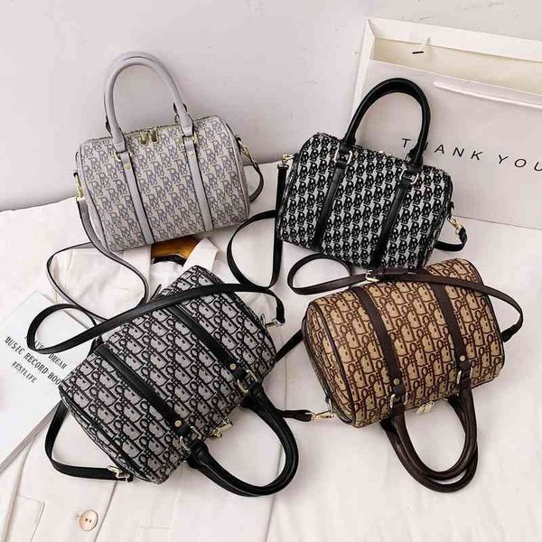 

2022 latest handbag factory store on ins2022 lattice one shoulder portable women's